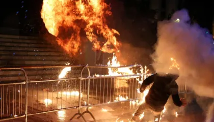 Prestigjozja britanike jehonë protestës së opozitës: Molotov drejt kryeministrisë, thirrje për rrëzimin e qeverisë Rama