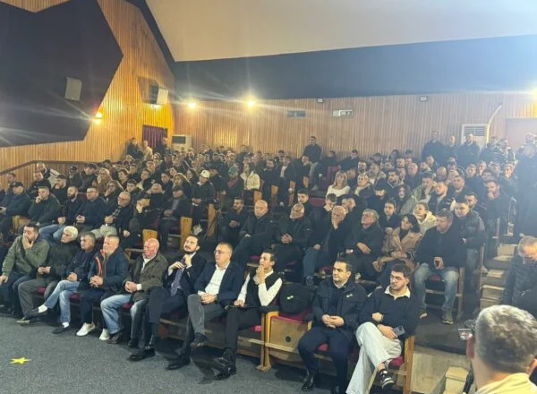 Pritet nga mbështetës e demokratë/ Ervin Salianji nis takimin në Gjirokastër (VIDEO)