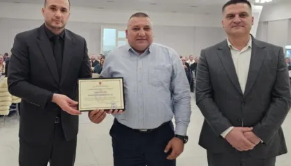 Proda dekoron inspektorin e policisë/ I shpëtoi jetën qytetarit pas shpërthimit të bombës molotov në protestën e opozitës