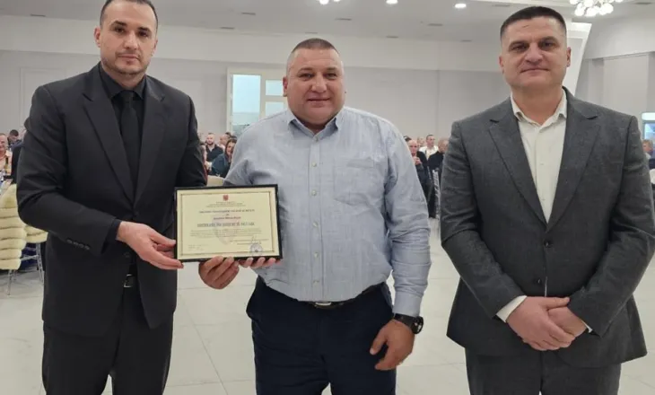 Proda dekoron inspektorin e policisë/ I shpëtoi jetën qytetarit pas shpërthimit të bombës molotov në protestën e opozitës