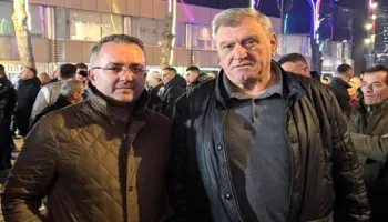 Protesta/ Agron Duka: Njerëzit me thonë pse del krah Berishës. As unë s’dua, por dal kundër kleptokracisë