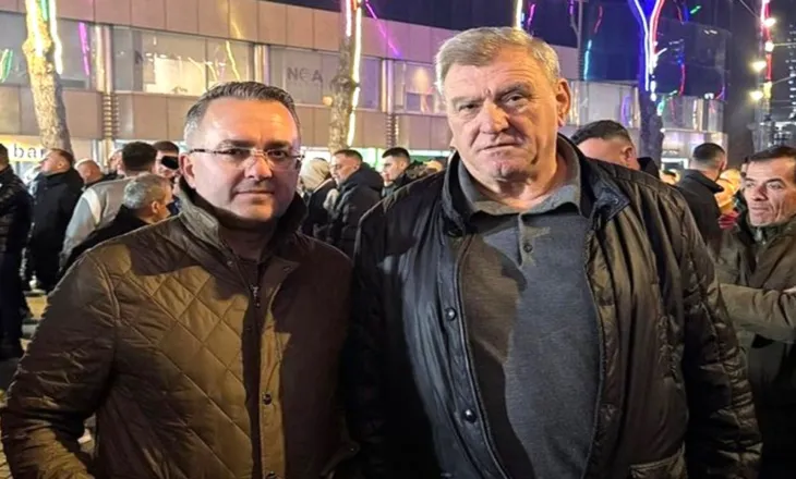 Protesta/ Agron Duka: Njerëzit me thonë pse del krah Berishës. As unë s’dua, por dal kundër kleptokracisë