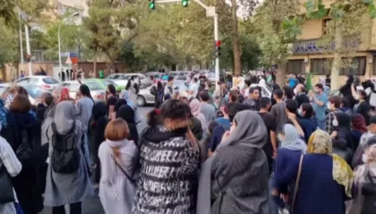 Protesta anti-qeveritare në Iran, njerëzit dalin në rrugë me kërkesa politike/ Çmimet u dyfishuan, paraja u zhvlerësua