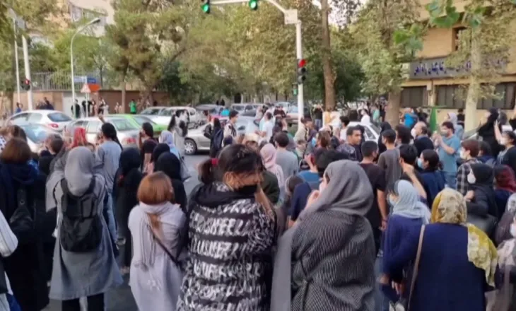 Protesta anti-qeveritare në Iran, njerëzit dalin në rrugë me kërkesa politike/ Çmimet u dyfishuan, paraja u zhvlerësua