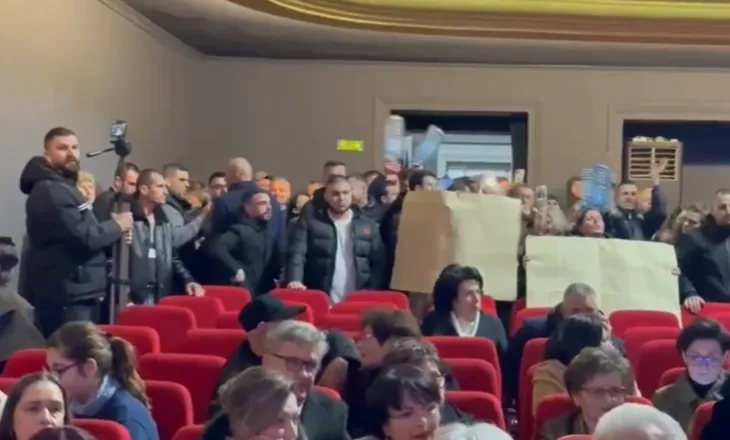 Protesta/ “Duam ujë, poshtë qeveria”, qytetarët vlonjatë hyjnë me forcë në Teatër dhe ndalojnë mbrëmjen gala të Bashkisë