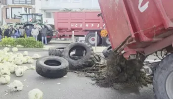 Protesta e fermerëve francez/ Protestuesit hedhin lakra, goma dhe lanë një arkivol jashtë shtëpisë së Macronit