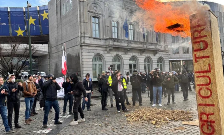 Protesta e fermerëve në Bruksel/ Kaos para ndërtesës së Parlamentit Europian, protestuesit ndezin zjarre dhe sulmojnë forcat policore me sende