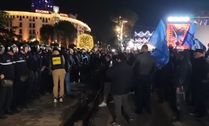 Protesta e opozitës, 10 të shoqëruar në komisariat