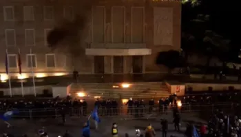 Protesta e opozitës/ Hodhën molotovë drejt Kryeministrisë dhe kundërshtuan efektivët e policisë, arrestohen 4 qytetarë, procedohen 7 të tjerë