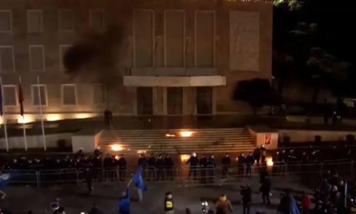 Protesta e opozitës/ Hodhën molotovë drejt Kryeministrisë dhe kundërshtuan efektivët e policisë, arrestohen 4 qytetarë, procedohen 7 të tjerë