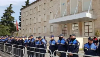 Protesta e opozitës para Kryeministrisë, policia “në këmbë”, ja rrugët ku kufizohet qarkullimi