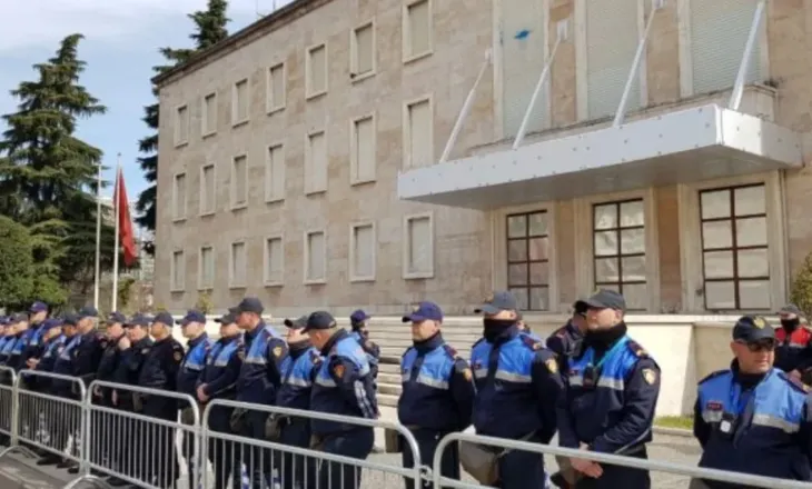 Protesta e opozitës para Kryeministrisë, policia “në këmbë”, ja rrugët ku kufizohet qarkullimi