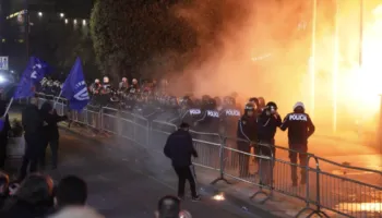 Protesta e opozitës përpara Kryeministrisë, disa të shoqëruar në komisariat