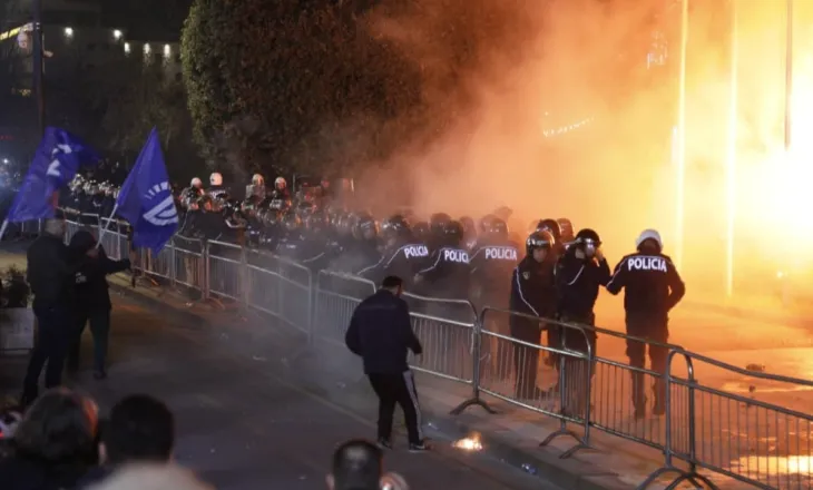 Protesta e opozitës përpara Kryeministrisë, disa të shoqëruar në komisariat