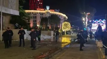 Protesta e opozitës/ Shoqërohen në komisariat disa protestues, policia jep detajet: Janë dëmtuar..