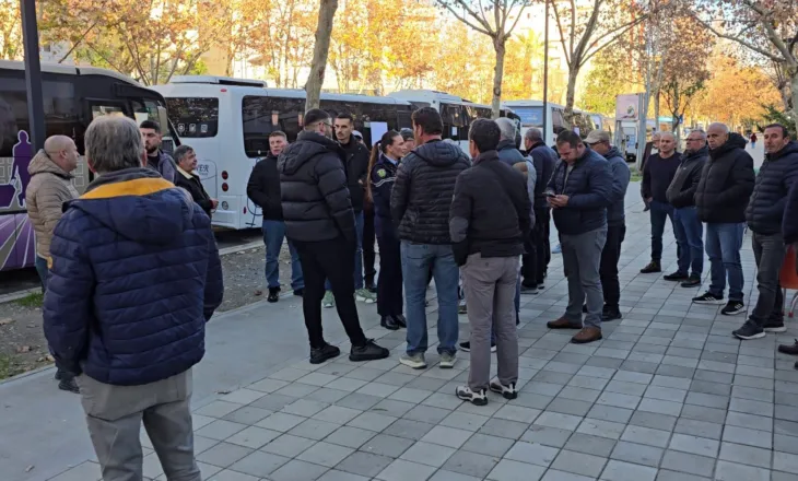 Protesta e transportit në Vlorë, kërkohet që të ndalet konkurrenca nga të paligjshmit
