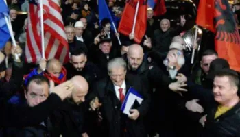 Protesta kombëtare/ Berisha mbërrin në selinë e PD, pritet me brohorima nga mbështetësit e tij