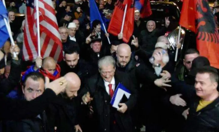 Protesta kombëtare/ Berisha mbërrin në selinë e PD, pritet me brohorima nga mbështetësit e tij