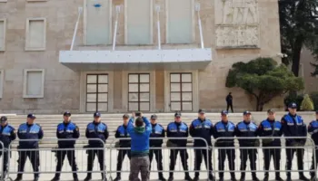 Protesta kombëtare e opozitës tek Kryeministria, Policia e Shtetit del me njoftim të rëndësishëm…