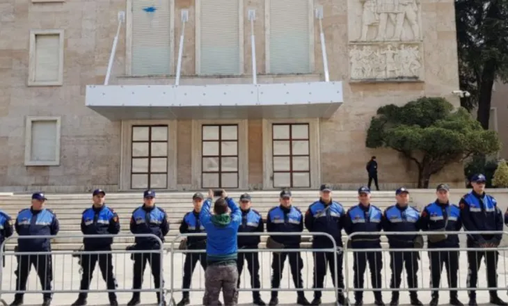 Protesta kombëtare e opozitës tek Kryeministria, Policia e Shtetit del me njoftim të rëndësishëm…
