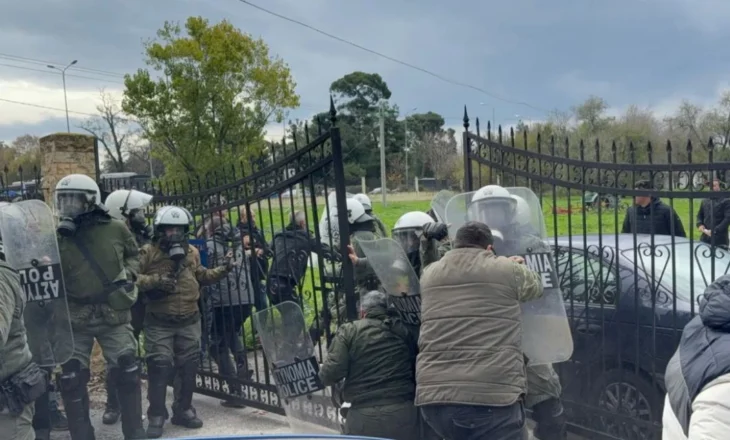 Protesta në Greqi/ Fermerët përleshen me Policinë, përdoret dhe gaz lotsjellës