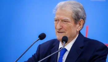 Protesta në Vlorë për mungesën e ujit, Berisha përshëndet qytetarët: Ua zunë galanë në fyt zyrtarëve makutë