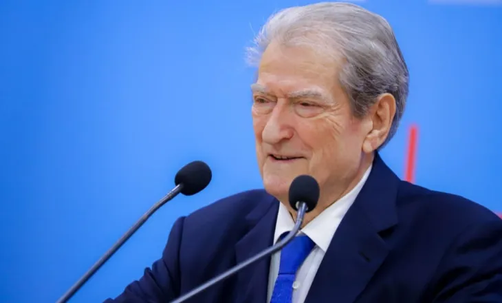 Protesta në Vlorë për mungesën e ujit, Berisha përshëndet qytetarët: Ua zunë galanë në fyt zyrtarëve makutë