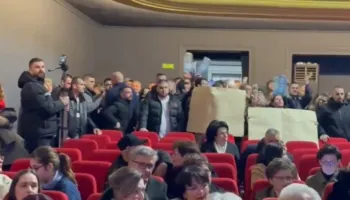 Protesta në Vlorë për mungesën e ujit/ Pasi u futën në teatrin “Petro Marko”, qytetarët bllokojnë rrugën