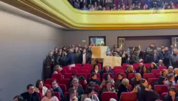 Protesta në Vlorë për mungesën e ujit/Qytetarët futen në teatër,bllokojnë dhe rrugët