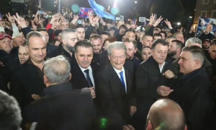 Protesta para kryeministrisë/ Berisha lë selinë e PD dhe niset në këmbë drejt bulevardit
