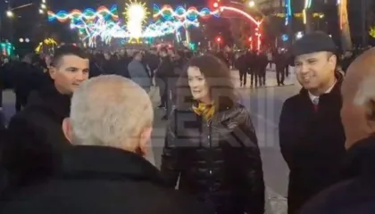 Protesta para Kryeministrisë, mbërrijnë Argita Berisha dhe Jamarbër Malltezi