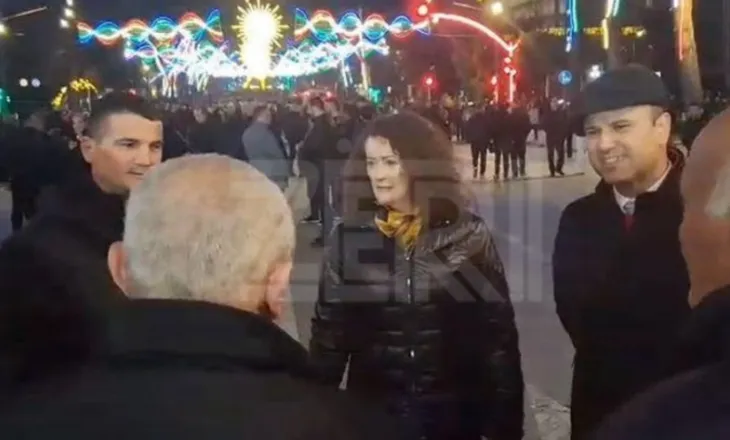 Protesta para Kryeministrisë, mbërrijnë Argita Berisha dhe Jamarbër Malltezi