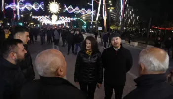 Protesta para Kryeministrisë, në shesh Argita Berisha dhe Jamarbër Malltezi