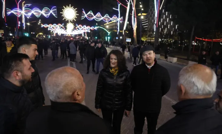 Protesta para Kryeministrisë, në shesh Argita Berisha dhe Jamarbër Malltezi