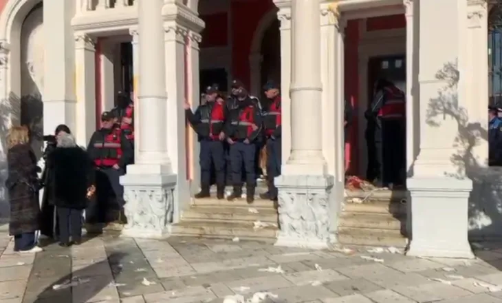 Protesta për ujin në Vlorë, qytetarët godasin me vezë godinën e bashkisë dhe punonjësit, tentojnë bllokimin e rrugës kryesore