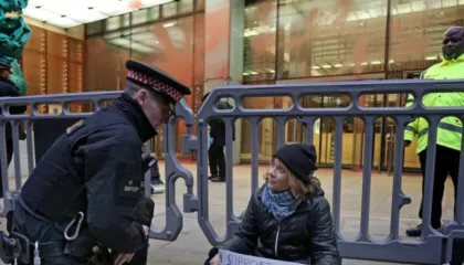 Protesta pro-Palestinës/ Aktivistja Greta Thunberg arrestohet në “zemër” të Londrës (VIDEO)
