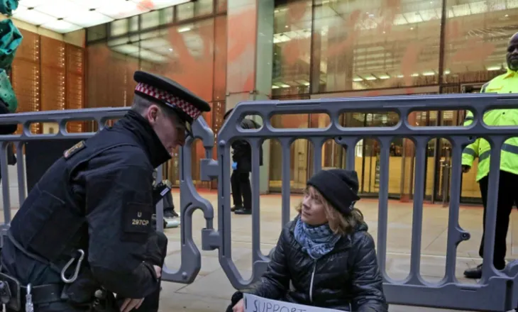 Protesta pro-Palestinës/ Aktivistja Greta Thunberg arrestohet në “zemër” të Londrës (VIDEO)