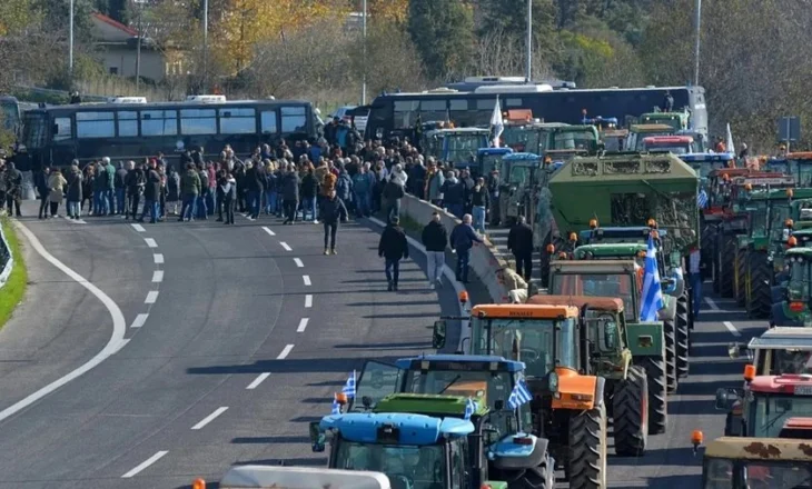 Protestat e fermerëve bllokojnë sërish aksin Kakavijë-Janinë, Policia shqiptare: Do lejohen vetëm makinat për emergjenca
