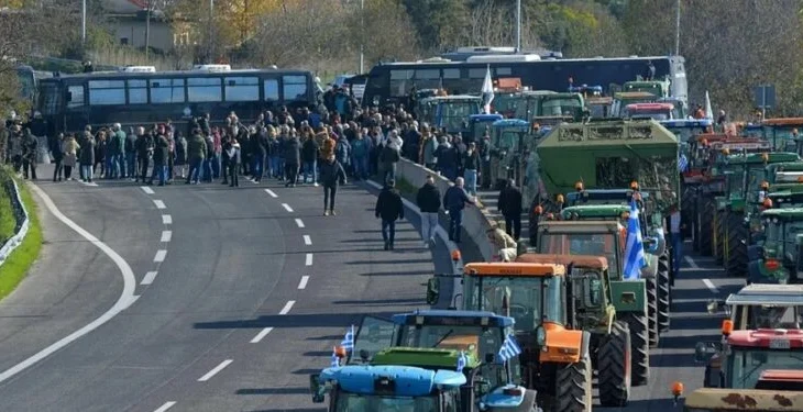 Protestat e fermerëve bllokojnë sërish aksin Kakavijë-Janinë