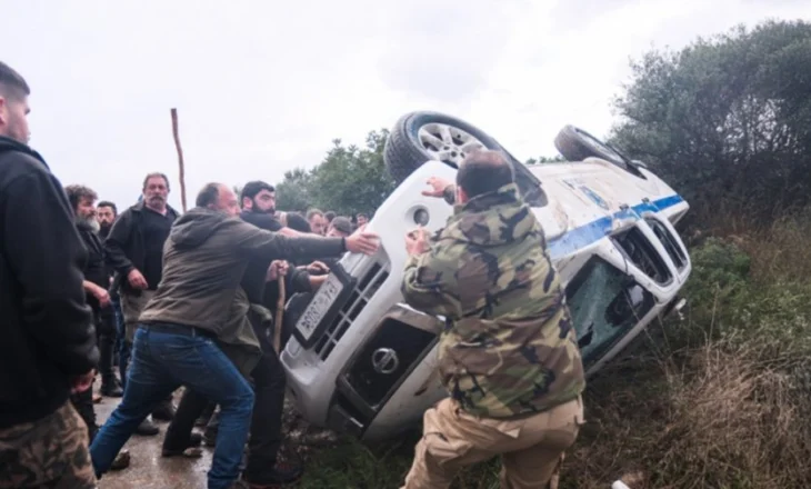 Protestat/ Fermerët grekë nisin bllokimin e qyteteve, plagosen 8 policë nga përplasja me protestuesit