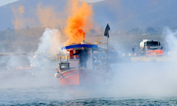 Protestë në tokë dhe në det, fermerët dhe peshkatarët bllokojnë portin e Volosit
