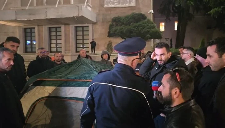 Proteston prej dy ditësh para Kryeministrisë, policia procedon Adriatik Lapajn