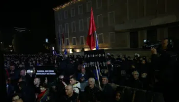 Protestuesit kërkojnë dorëheqjen e Edi Ramës/ Meta: Numërimi mbrapsht ka filluar
