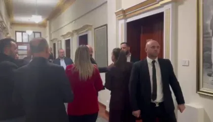 PS kërkon përjashtimin e 29 deputëteve të PD/ Anëtarët tërhiqen për vendimin, sherr te zyra e Ulsi Manjës