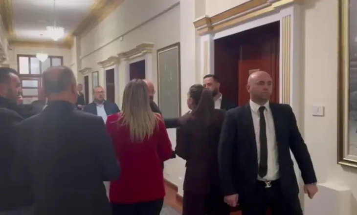 PS kërkon përjashtimin e 29 deputëteve të PD/ Anëtarët tërhiqen për vendimin, sherr te zyra e Ulsi Manjës