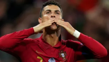 Pse Cristiano Ronaldo vendos manikyr të zi në gishtat e këmbëve?