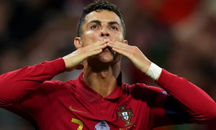 Pse Cristiano Ronaldo vendos manikyr të zi në gishtat e këmbëve?