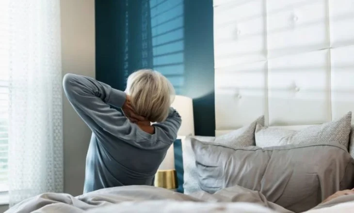 Pse kur fillon plakja, zgjohemi më herët? Çfarë thonë shkencëtarët