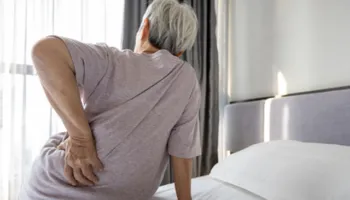 Pse kur fillon plakja, zgjohemi më herët? Çfarë thonë shkencëtarët