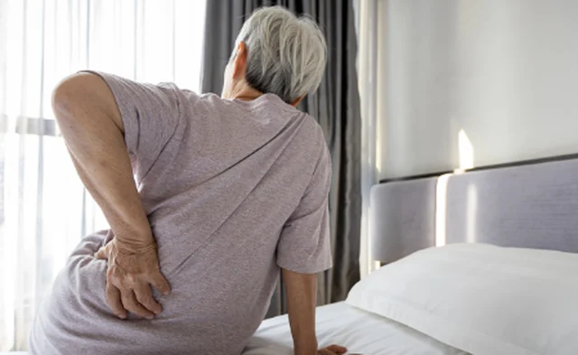 Pse kur fillon plakja, zgjohemi më herët? Çfarë thonë shkencëtarët